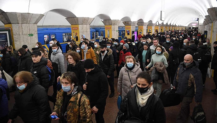 【现场】俄“全面入侵”第一天：基辅地铁变防空洞，警报声久久盘旋