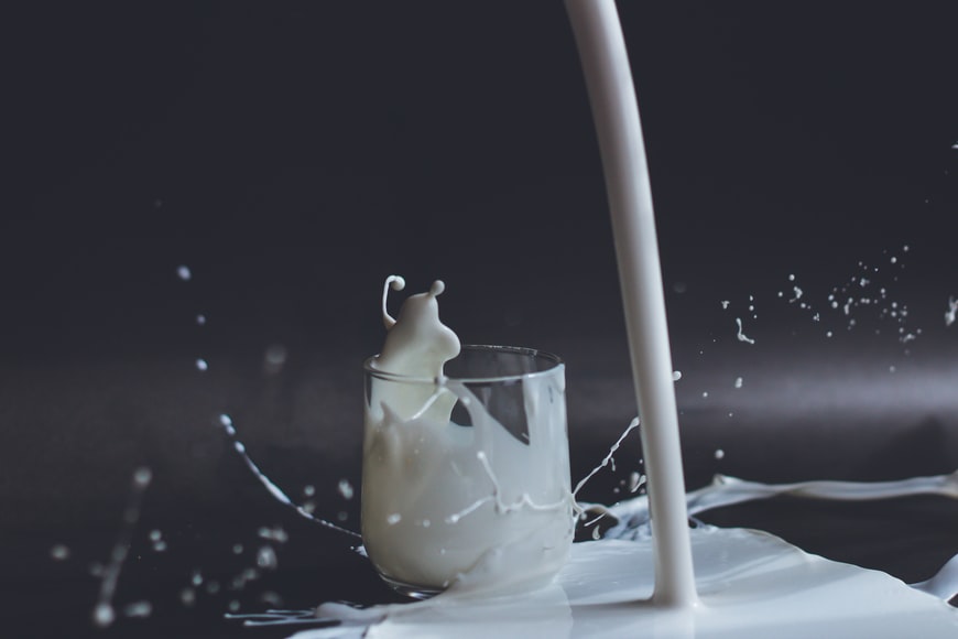 燕麦奶PK牛奶，口感优营养劣